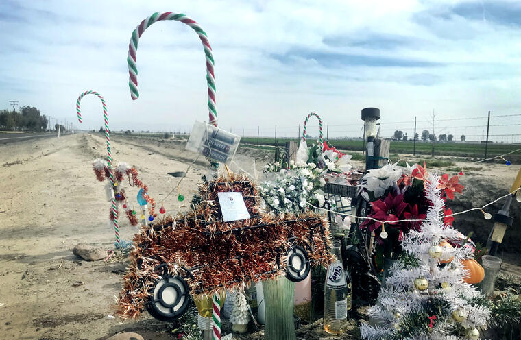 El altar que construyeron la familia y amigos de Marcelina y Santos García en el sitio donde se estrellaron y perdieron la vida tras ser perseguidos por agentes de ICE, en Delano, California. 
