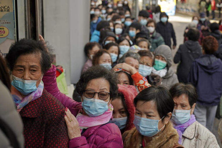 Personas esperan en la cola este jueves para comprar máscaras protectivas en Hong Kong. 