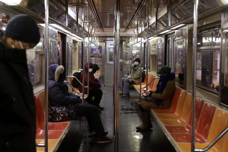 Personas con mascarilla en el metro de Nueva York, en diciembre. 