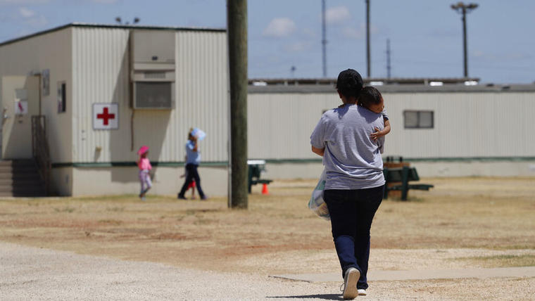 Inmigrantes que buscan asilo caminan hacie el Centro Residencial Familiar de ICE South Texas, en Dilley, Texas.