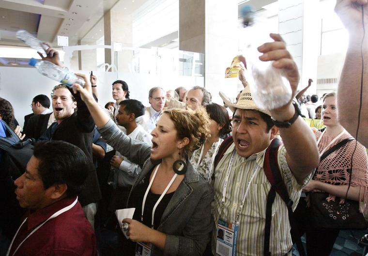 Un grupo de manifestantes protestaba durante el IV Foro Mundial del Agua que se celebró en Ciudad de México, en 2006.
