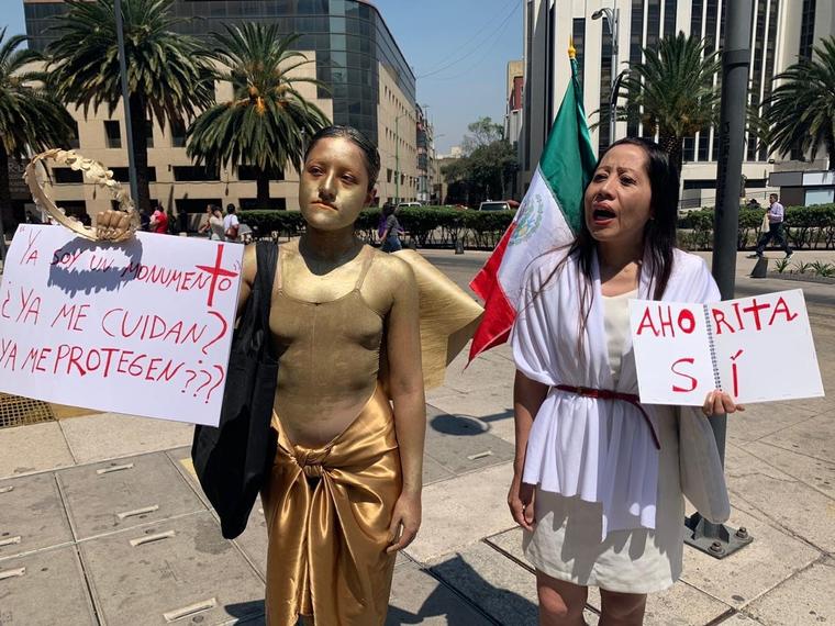 Michele López se disfrazó de estatua para recalcar la falta de atención de las autoridades a la violencia de género en el país.