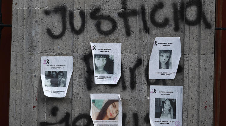 Retratos de mujeres reportadas como desaparecidas ante las autoridades aparecen afichadas a un muro donde se pide justicia afuera de un edificio de Gobierno de Ciudad de México, en septiembre de 2020.