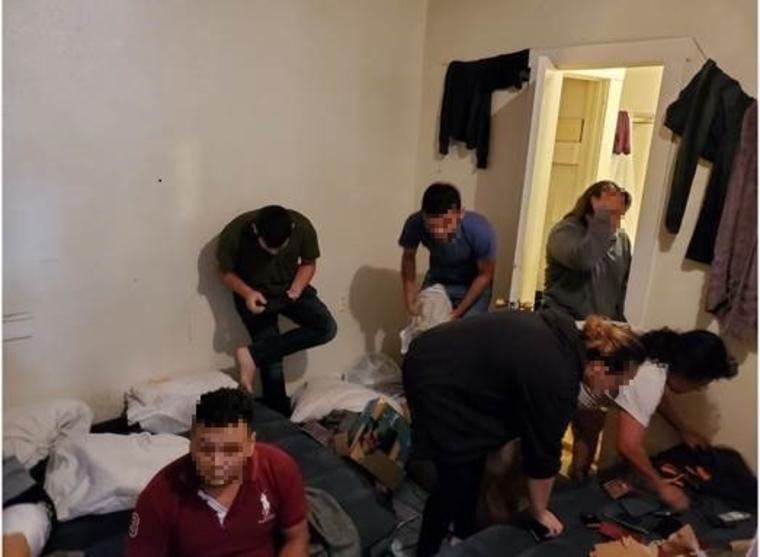 Un grupo de migrantes en una de las casas de seguridad del Sector del Valle del Río Grande en Texas.