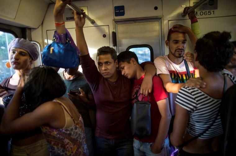 Miembros de un grupo de aproximadamente 50 migrantes LGBTQ que viajan el pasado noviembre con una caravana migrante que buscaban llegar a la frontera de Estados Unidos. En esta foto aparecen en el subterráneo en el centro histórico de la Ciudad de México 