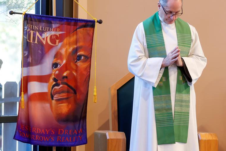 El padre John Koziol rezaba durante una misa dedicada a Martin Luther King, Jr. en la iglesia católica Saint Philip Benizi en Jonesboro, Georgia, Estados Unidos, el 18 de enero de 2021. 