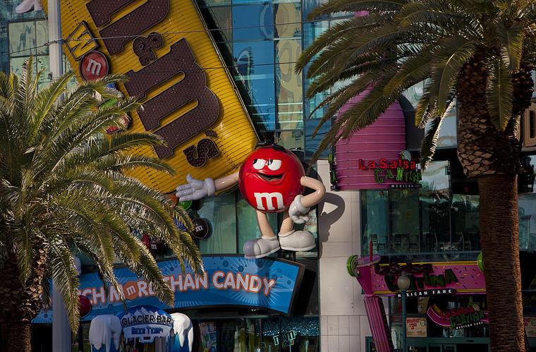 Una valla publicitaria de los chocolates M&M se exhibe frente a uno de los hoteles de la ciudad de Las Vegas, Nevada. 