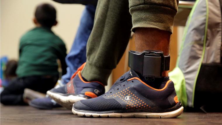Un inmigrante guatemalteco lleva un monitor eléctrico en el tobillo, luego de ser liberado por ICE en Houston, Texas. Los inmigrantes se quejan del estigma que representan estos dispositivos en su vida personal. 