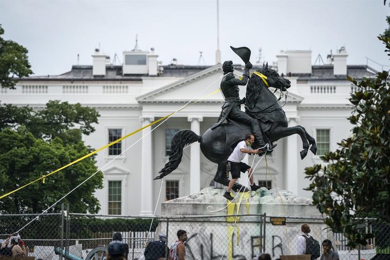 Manifestantes intentan derribar la estatua de Andrew Jackson en Lafayette Square, el 22 de junio.