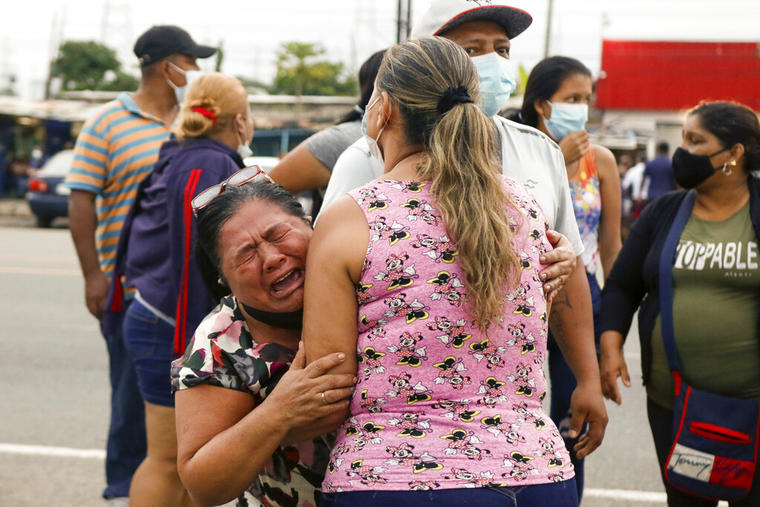 Familiares de reclusos lloran afuera de la prisión Centro de Privación de Libertad Zona 8 donde estallaron disturbios en Guayaquil, Ecuador.
