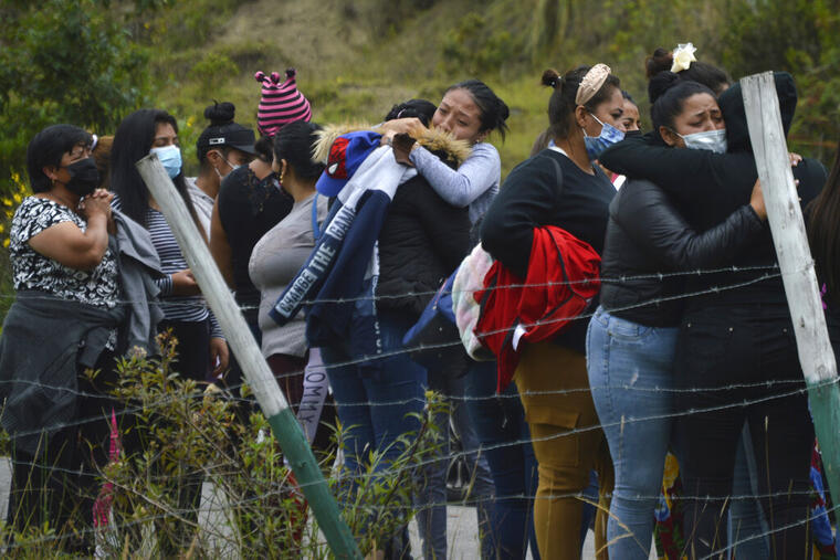 Familiares de presos se reúnen afuera de la cárcel de Turi donde estalló un motín de reclusos en Cuenca, Ecuador, el martes 23 de febrero de 2021. 
