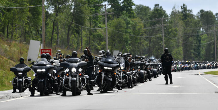 Un grupo de motociclistas llega hasta el lugar para asisitir al servicio. 