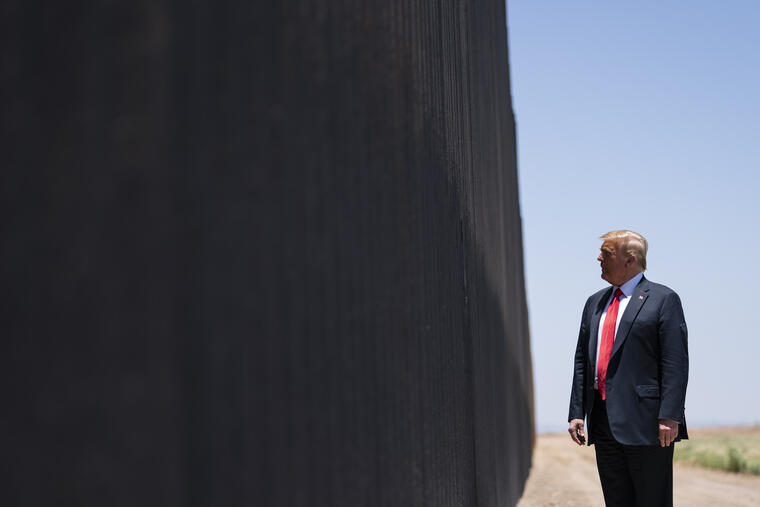 El presidente, Donald Trump, junto a una sección del muro en San Luis, Arizona. 