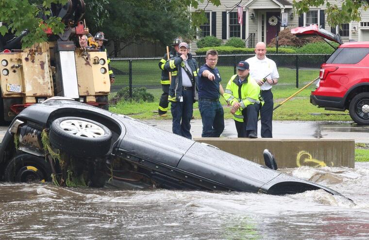 Un auto es arrastrado por las aguas torrenciales en Newton, Massachussets