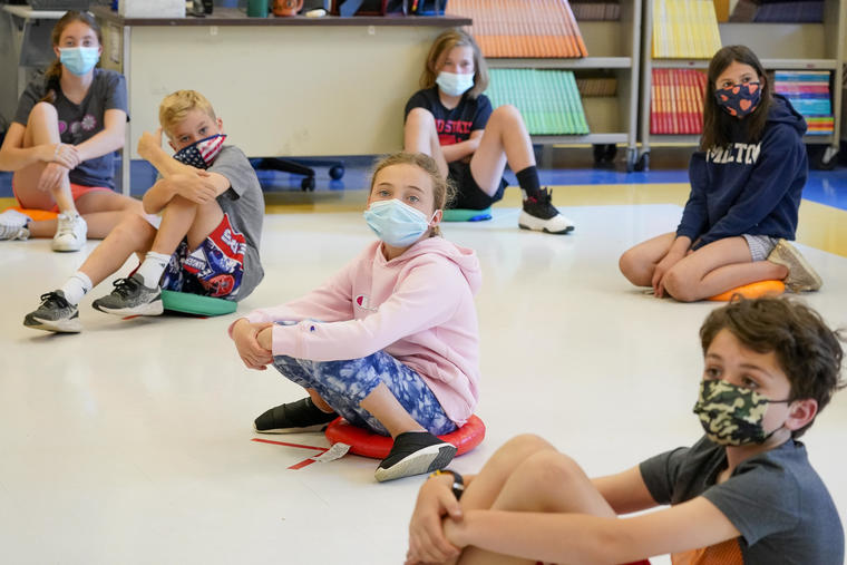 Estudiantes de quinto grado con mascarillas en Nueva York