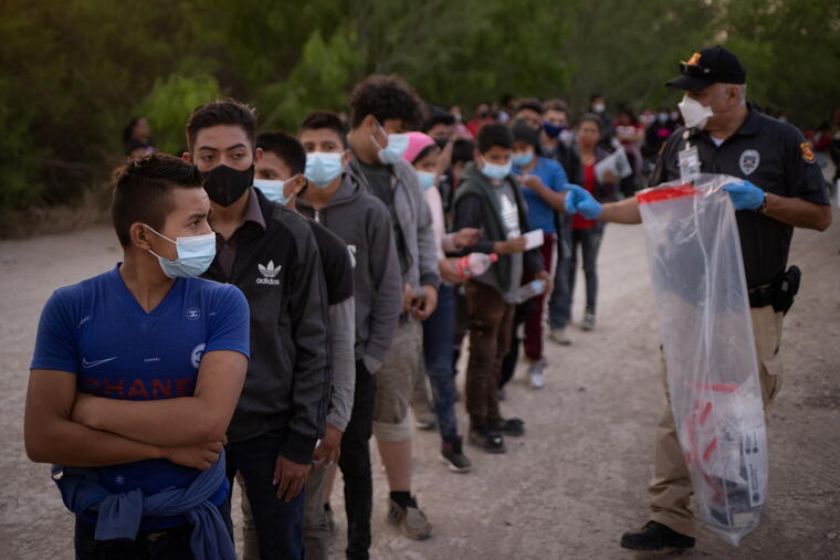 Oficiales estadounidenses organizan este viernes el traslado de un grupo de menores no acompañados que acaban de cruzar la frontera entre México y Texas. 