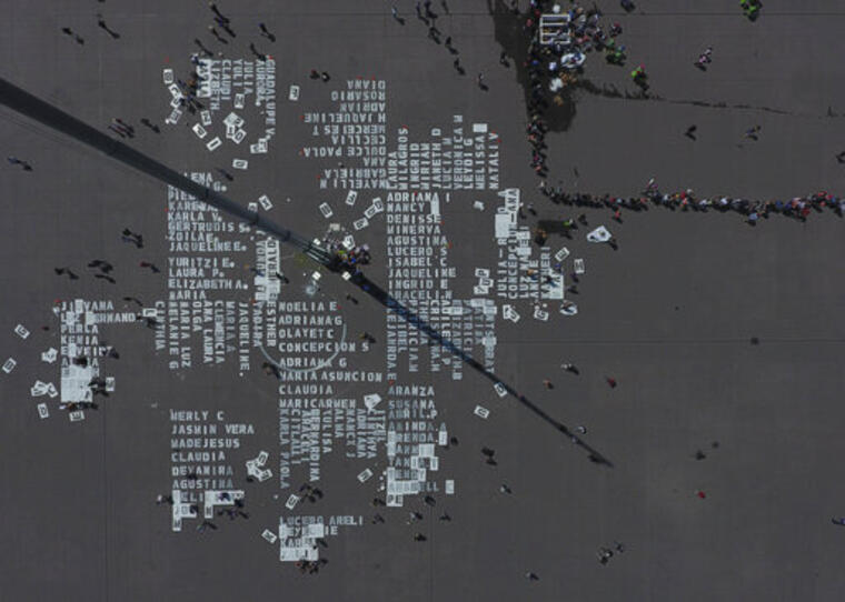 Vista aérea de una pintura con los nombres de algunas mujeres que han sido víctimas de feminicidio.