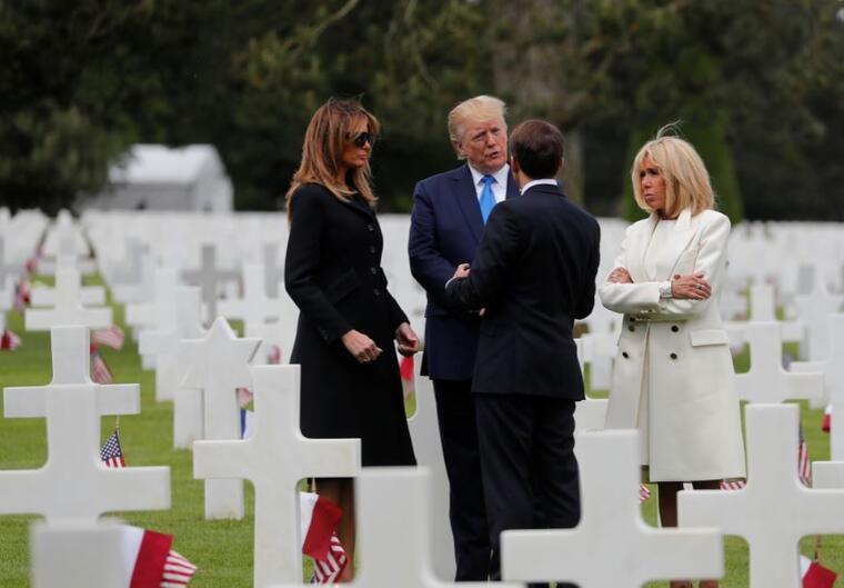 Trump, la primera dama Melania, el presidente francés Emmanuel Macron y su esposa Brigitte Macron en el cementerio estadounidense de Normandía.