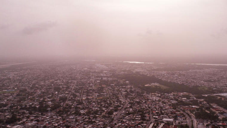 Nube del polvo del Sáhara sobre Chetumal, en el estado mexicano de Quintana Roo.
