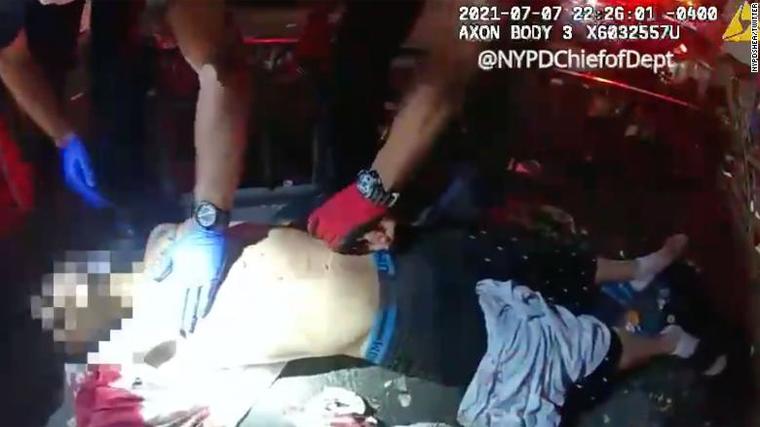 Paramédicos auxilian a una víctima de apuñalamiento en Harlem