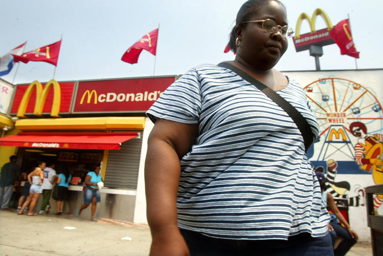 Una mujer sale de un restaurante McDonald's