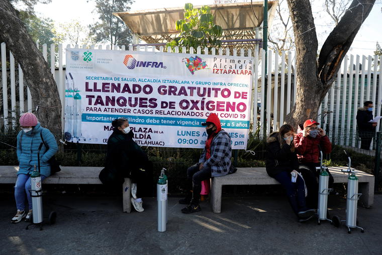 Gente espera llenar los tanques de oxígeno para sus familiares con coronavirus en Ciudad de México.
