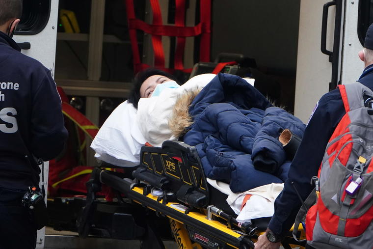 Una mujer es hospitalizada el pasado 4 de diciembre en Manhattan, Nueva York, mientras el país vive una oleada de contagios de COVID-19 y muchos centros médicos se están desbordando.  
