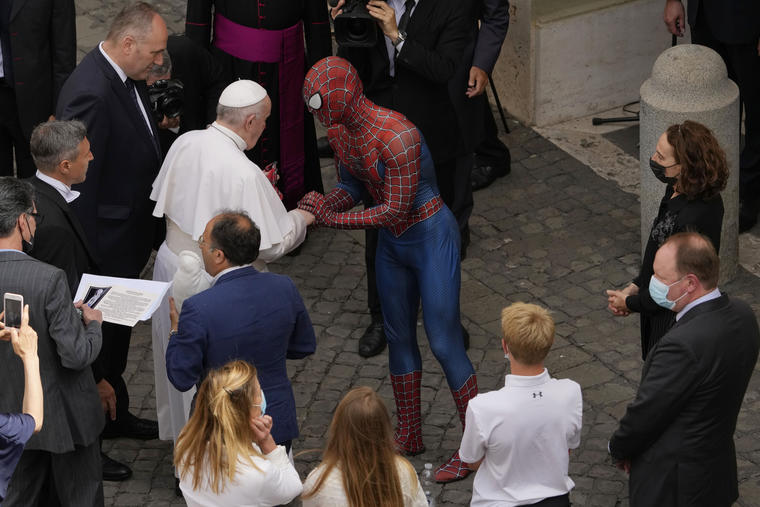 El 'hombre araña' regala su máscara al papa Francisco al final de la audiencia general semanal en el patio de San Dámaso, Vaticano, miércoles 23 de junio de 2021. El hombre disfrazado ayuda a niños enfermos en los hospitales. 