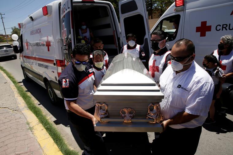 El funeral de un enfermero y paramédico de Ciudad Juárez, el 9 de junio de 2020. México es de los países donde más ha fallecido el personal de salud por la pandemia.