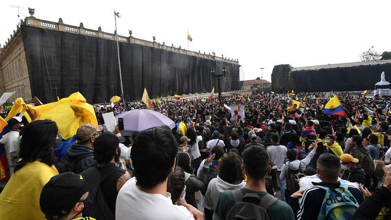La gente se manifiesta contra el Gobierno de Iván Duque en la plaza Bolívar de Bogotá, el 5 de mayo de 2021.