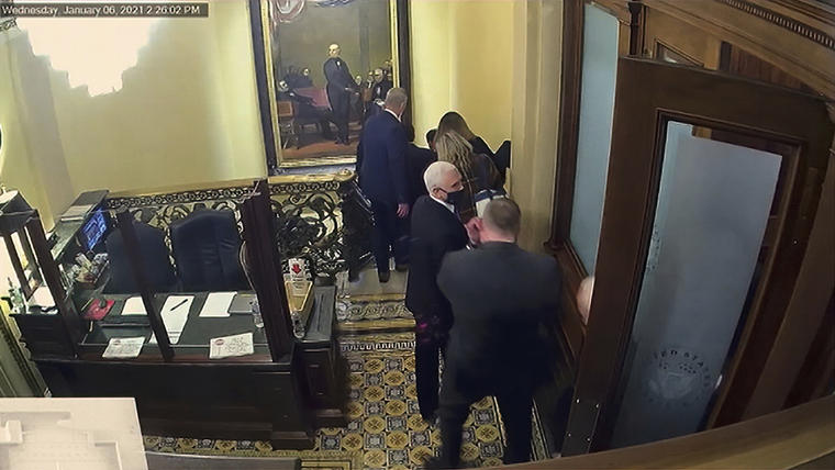 En esta imagen de un video de seguridad se ve al exvicepresidente Mike Pence siendo evacuado cuando los insurgentes se toman el Capitolio, durante el segundo juicio político del expresidente Donald Trump, en Washington, el 6 de febrero de 2021.