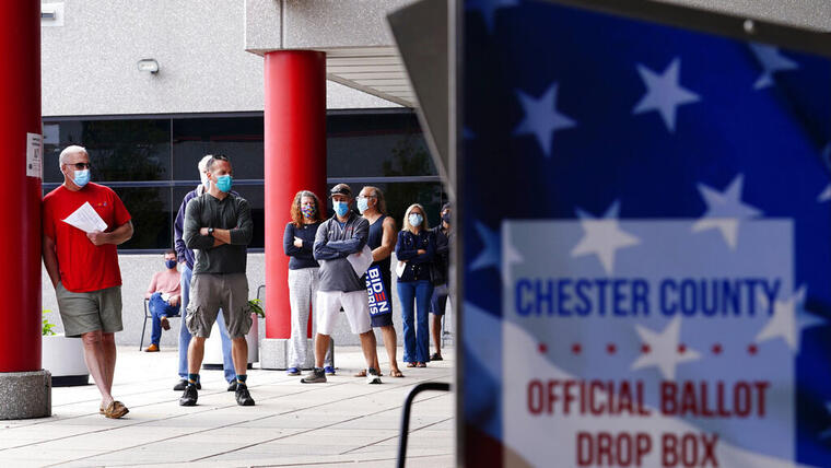 Residentes del condado de West Chester en Pensilvania hacen fila para ingresar a votar el viernes. 