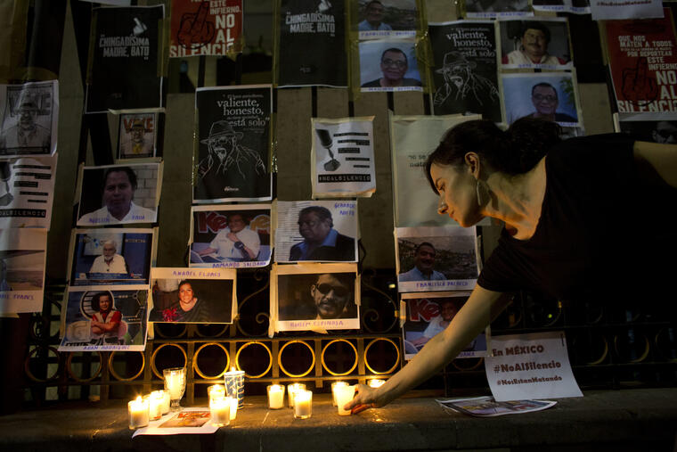 Un homenaje a periodistas mexicanos asesinados que fue puesto en 2017 frente a la secretaría de Gobernación.