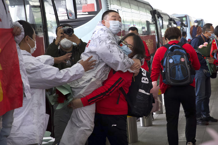 En el Aeropuerto Internacional Tianhede Wuhan, una doctora abraza a su colega mientras se prepara para regresar a su hogar en otra ciudad, a la que no tenía permitido salir antes del miércoles.