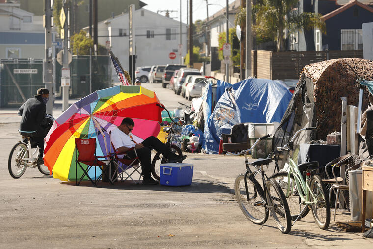Personas sin hogar en Los Ángeles, California.