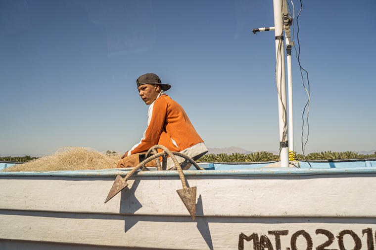 Un pescador del pueblo indígena Cucapá, durante los preparativos para navegar, en El Zanjón, Baja California, abril de 2021.