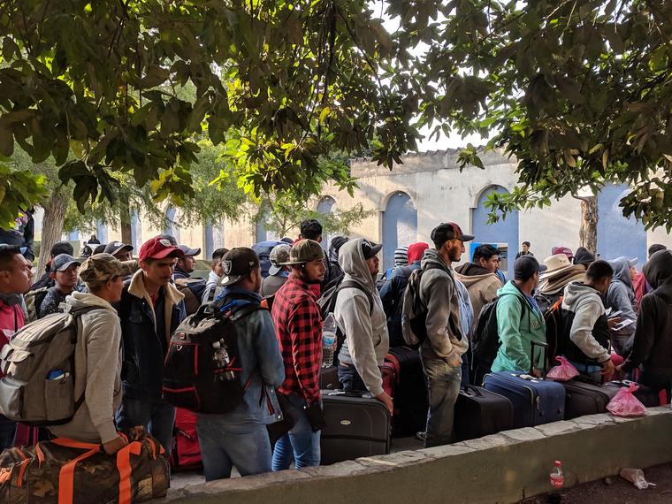Cientos de trabajadores con visas H-2 congregan en la plaza, minutos antes de salir para Estados Unidos en autobus, en abril de 2019. 