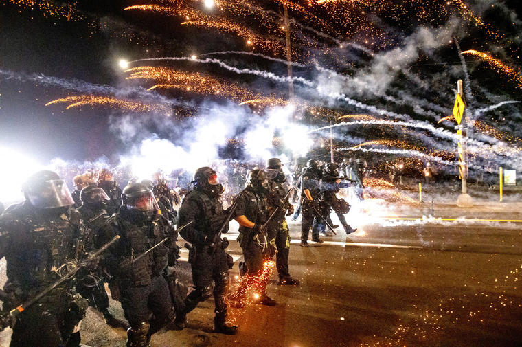 La policía utiliza irritantes químicos para dispersar a manifestantes en Portland, Oregon.
