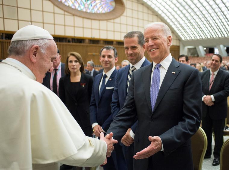 En abril de 2016, el entonces vicepresidente Joe Biden, se encontró con el papa Francisco en el Vaticano. 