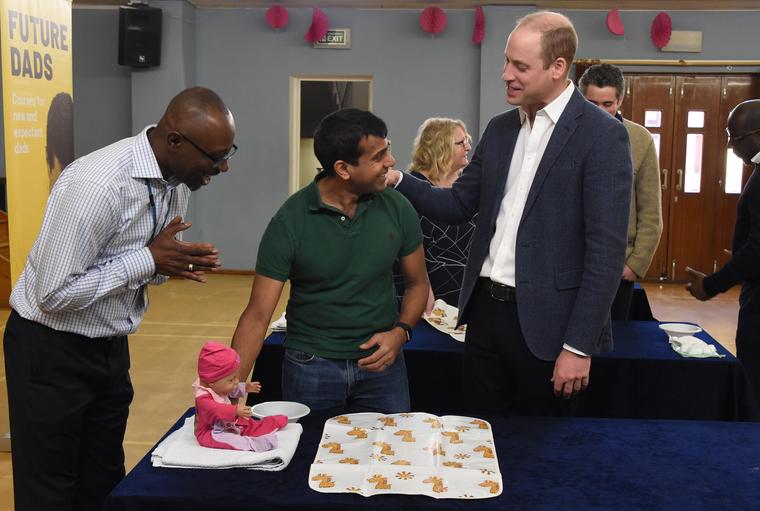 El príncipe William motiva a otros padres en el cambio de pañales de los bebés.