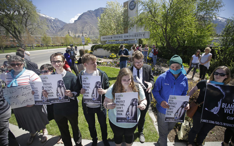 Protesta en solidaridad con las víctimas de violación en el campus de la Universidad Brigham Young en Provo, Utah