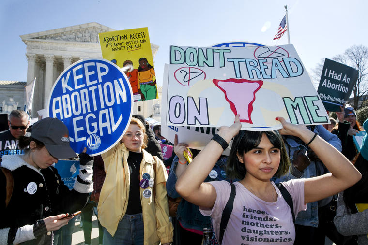 Manifestantes por el derecho al aborto se manifiestan frente a la Corte Suprema en Washington D.C.