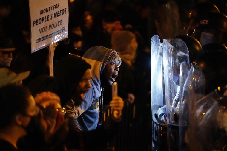 Manifestantes se enfrentan a la policía durante una marcha en Philadelphia.