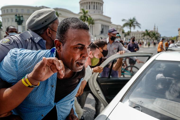 Un manifestante es arrestado por la policía en La Habana, Cuba, el 11 de julio de 2021 durante las multitudinarias protestas contra el régimen comunista, las más grandes desde el triunfo de la revolución de 1959. 