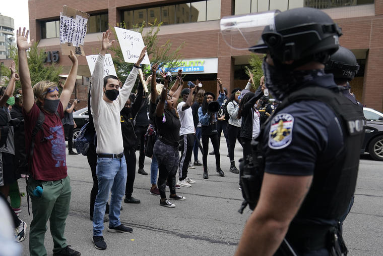 Manifestantes gritan sus consignas frente a la policía, en Louisville, Kentucky.