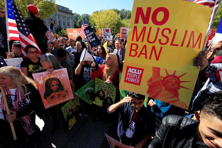 El 18 de octubre de 2017 cientos de personas protestaron en Washington D.C. contra el veto migratorio para países de mayoría musulmana. Poco después, la Corte Suprema dio vía libre a la prohibición de Trump.