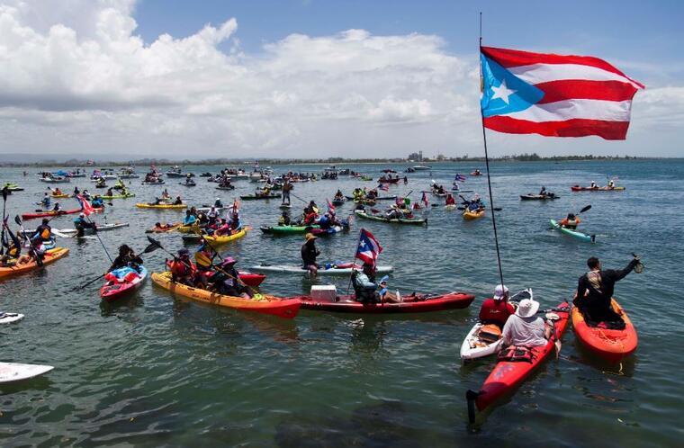 Manifestantes en kayaks reunidos ante la Fortaleza para una protesta acuática contra el gobernador de Puerto Rico, Ricardo Rosselló, en San Juan, Puerto Rico, el domingo 21 de julio de 2019. 