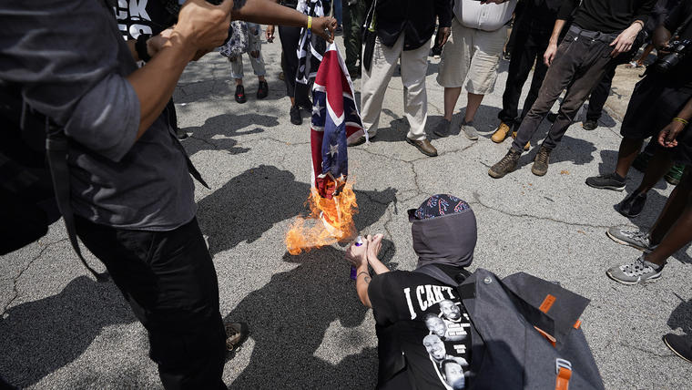 Manifestantes antirracismo queman una bandera confederada en Stone Mountain Village, Georgia.