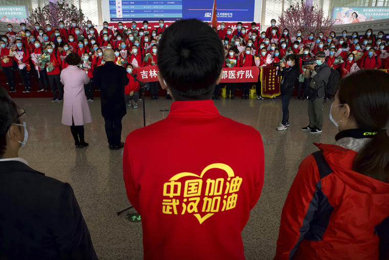 Trabajadores médicos de la provincia china de Jilin se preparan para regresar a casa en el Aeropuerto Internacional Tianhe de Wuhan.