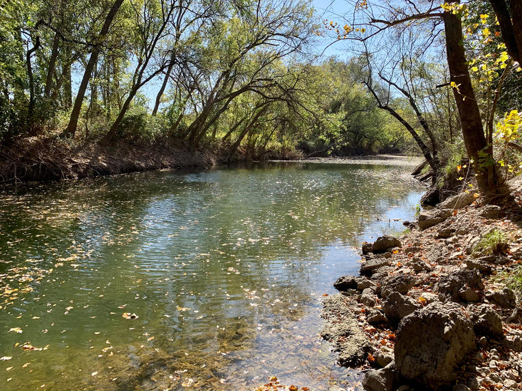El Río Leon, cerca de Temple, Texas, a la altura de donde se encontraron los restos enterrados de Vanessa Guillen.